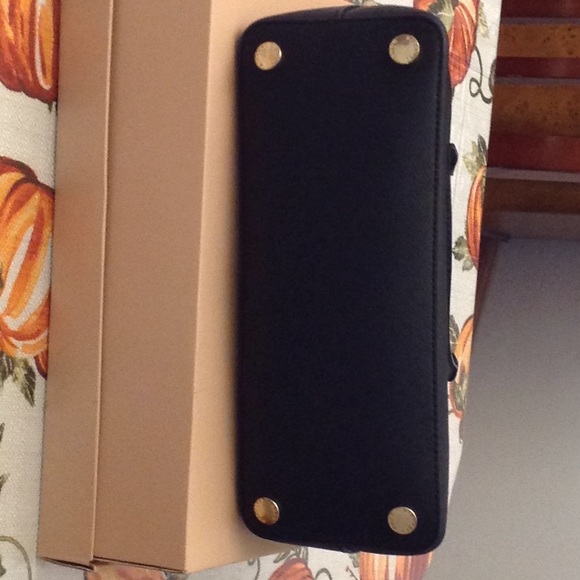 Michael Kors Cindy Leather Satchel Bag - Picture 3 of 8